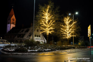 Weihnachtsbeleuchtung von Essert-Illuminationen mit LED-Lichterketten als Baumbeleuchtung in Lauf an der Pegnitz