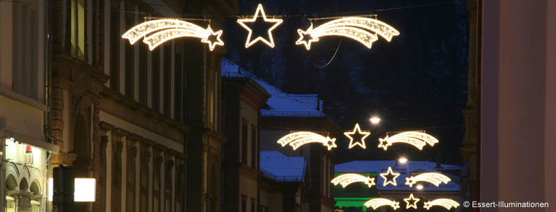 Weihnachtsbeleuchtung von Essert-Illuminationen mit LED-Lichterketten und LED-Lichtschlauch als Straßenüberspannung in Heidelberg
