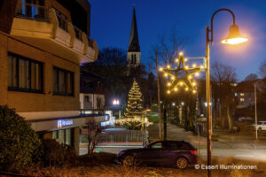 Weihnachtsbeleuchtung von Essert-Illuminationen mit LED-Tropfenlampen und Girlande als Laternenbeleuchtung in Altenbeken