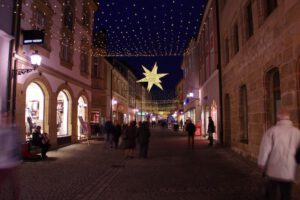 Weihnachtsbeleuchtung von Essert-Illuminationen mit LED-Lichtvorhang und Design-Stern aus Fiberglas als Straßenüberspannung in Amberg