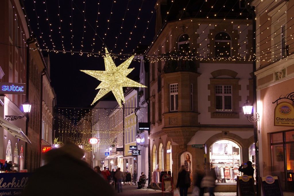Weihnachtsbeleuchtung von Essert-Illuminationen mit LED-Lichtvorhang und Design-Stern aus Fiberglas als Straßenüberspannung in Amberg