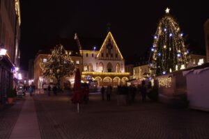 Weihnachtsbeleuchtung von Essert-Illuminationen mit LED-Lichterketten als Gebäudebeleuchtung in Amberg