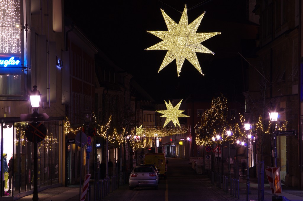 Weihnachtsbeleuchtung von Essert-Illuminationen mit LED-Lichterketten und Fiberglassternen als Straßenüberspannung in Amberg