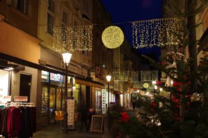 Weihnachtsbeleuchtung von Essert-Illuminationen mit LED-Lichterketten und Fiberglaskugeln als Straßenüberspannung in Andernach
