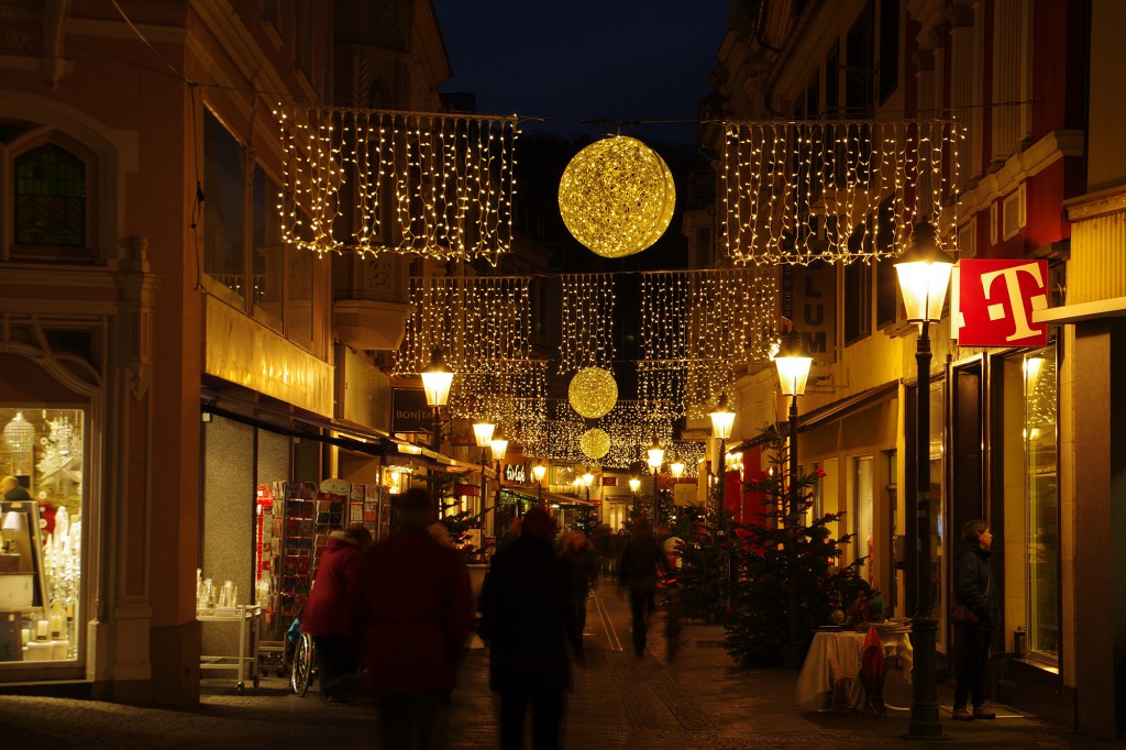 Weihnachtsbeleuchtung von Essert-Illuminationen mit LED-Lichterketten und Fiberglas als Straßenüberspannung in Andernach