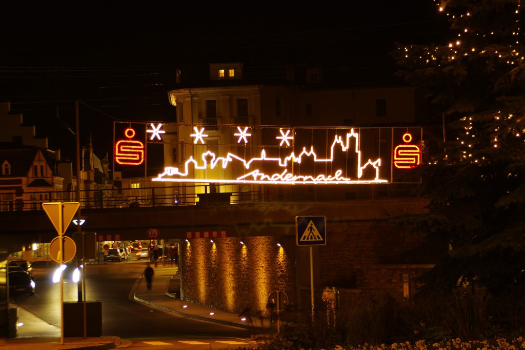 Weihnachtsbeleuchtung von Essert-Illuminationen mit LED-Lichtschlauch als Logo und Schriftzug in Andernach
