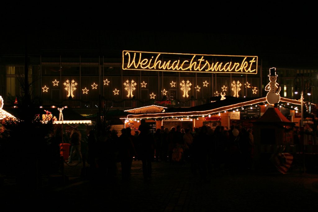 Weihnachtsbeleuchtung von Essert-Illuminationen mit LED-Lichtschlauch als Schriftzug und Gebäudebeleuchtung in Aschaffenburg