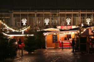 Weihnachtsbeleuchtung von Essert-Illuminationen mit LED-Lichtschlauch als Gebäudebeleuchtung in Aschaffenburg