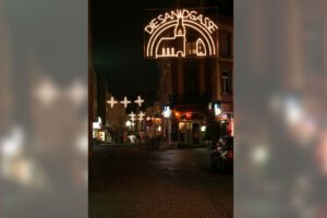 Weihnachtsbeleuchtung von Essert-Illuminationen mit LED-Lichtschlauch als Schriftzug und Straßenüberspannung in Aschaffenburg