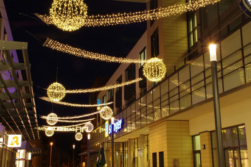 Weihnachtsbeleuchtung von Essert-Illuminationen mit LED-Lichterketten als Straßenüberspannung des Dammer Tors in Aschaffenburg