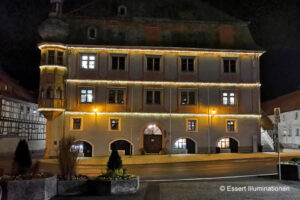 Weihnachtsbeleuchtung von Essert-Illuminationen mit LED-Lichtschlauch als Gebäudebeleuchtung in Bad-Königshofen