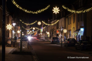 Weihnachtsbeleuchtung von Essert-Illuminationen mit LED-Lichterketten und Girlande als Straßenüberspannung in Bad Arolsen