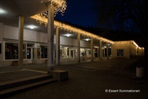 Weihnachtsbeleuchtung von Essert-Illuminationen mit LED-Lichterketten als Gebäudebeleuchtung der Sächsischen Staatsbäder in Bad Elster