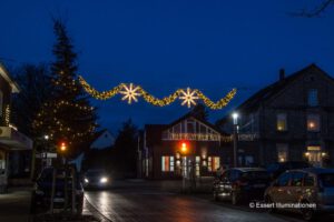Weihnachtsbeleuchtung von Essert-Illuminationen mit LED-Lichterketten und Girlande als Straßenüberspannungen in Bad Laer