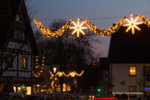 Weihnachtsbeleuchtung von Essert-Illuminationen mit LED-Lichterketten und Girlande als Straßenüberspannungen in Bad Laer