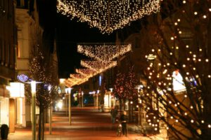 Weihnachtsbeleuchtung von Essert-Illuminationen mit LED-Lichterketten als Straßenüberspannung in Beckum