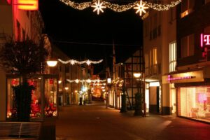 Weihnachtsbeleuchtung von Essert-Illuminationen mit LED-Lichterketten und Girlande als Straßenüberspannung in Beckum