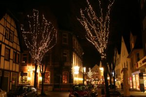 Weihnachtsbeleuchtung von Essert-Illuminationen mit LED-Lichterketten als Baumbeleuchtung in Beckum