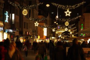 Weihnachtsbeleuchtung von Essert-Illuminationen mit LED-Lichterketten und LED-Lichtschlauch als Straßenüberspannung in Bergisch Gladbach