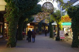 Weihnachtsbeleuchtung von Essert-Illuminationen mit LED-Lichterketten und Girlande als Straßenüberspannung in Bergisch Gladbach