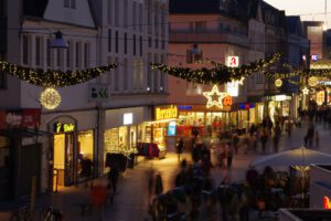 Weihnachtsbeleuchtung von Essert-Illuminationen mit LED-Lichterketten und LED-Lichtschlauch als Straßenüberspannung in Bergisch Gladbach