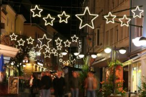 Weihnachtsbeleuchtung von Essert-Illuminationen mit LED-Lichtschlauch und Girlande als Straßenüberspannung in Bitburg
