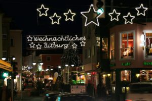 Weihnachtsbeleuchtung von Essert-Illuminationen mit LED-Lichtschlauch und Girlande als Schriftzug und Straßenüberspannung in Bitburg