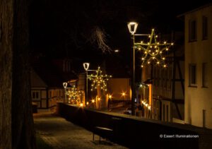 Weihnachtsbeleuchtung von Essert-Illuminationen mit LED-Tropfenlampen und Girlande als Laternenbeleuchtung in Brakel