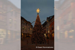 Weihnachtsbeleuchtung von Essert-Illuminationen mit Kegelbaum als Brunnenbeleuchtung in Buchen