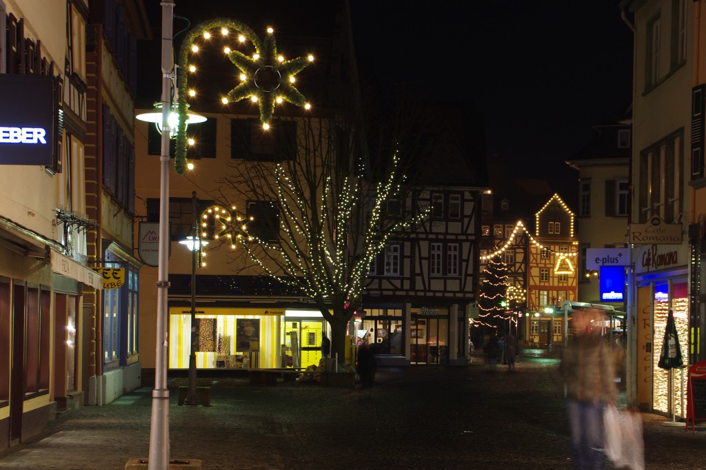 Weihnachtsbeleuchtung von Essert-Illuminationen mit LED-Tropfenlampen und Girlande als Laternenbeleuchtung in Butzbach