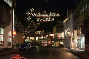 Weihnachtsbeleuchtung von Essert-Illuminationen mit LED-Lichtschlauch als Schriftzug und Straßenüberspannung in Calw