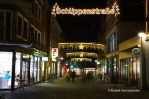 Weihnachtsbeleuchtung von Essert-Illuminationen mit LED-Lichterketten und LED-Lichtschlauch als Schriftzug und Straßenüberspannungen in Coesfeld