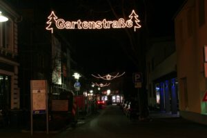 Weihnachtsbeleuchtung von Essert-Illuminationen mit LED-Lichtschlauch als Schriftzug und Straßenüberspannungen in Coesfeld