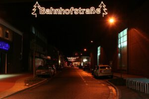 Weihnachtsbeleuchtung von Essert-Illuminationen mit LED-Lichtschlauch als Schriftzug und Straßenüberspannung in Coesfeld