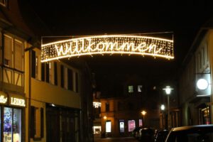 Weihnachtsbeleuchtung von Essert-Illuminationen mit LED-Lichterketten und LED-Lichtschlauch als Schriftzug in Dieburg