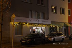 Weihnachtsbeleuchtung von Essert-Illuminationen mit LED-Lichterketten und Girlande als Gebäudebeleuchtung in Dortmund