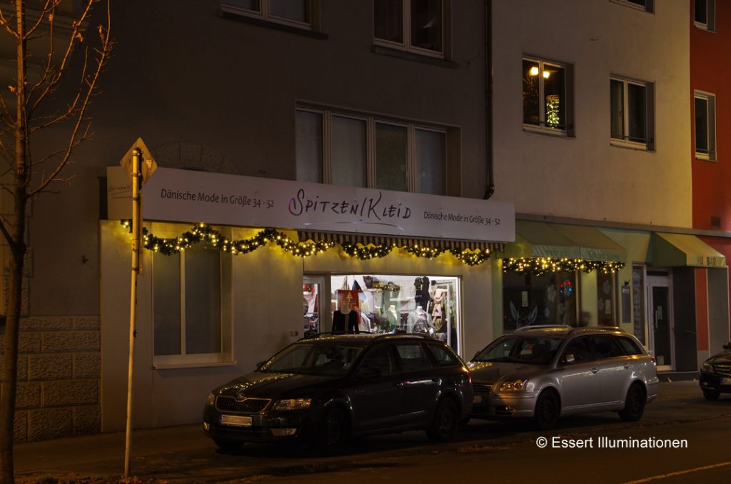 Weihnachtsbeleuchtung von Essert-Illuminationen mit LED-Lichterketten und Girlande als Gebäudebeleuchtung in Dortmund