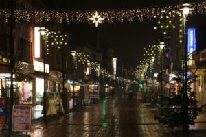 Weihnachtsbeleuchtung von Essert-Illuminationen mit LED-Lichterketten und LED-Lichtschlauch als Straßenüberspannung in Duisburg-Meiderich