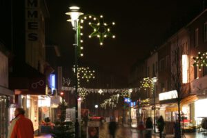 Weihnachtsbeleuchtung von Essert-Illuminationen mit LED-Tropfenlampen und Girlande als Laternenbeleuchtung in Duisburg-Meiderich