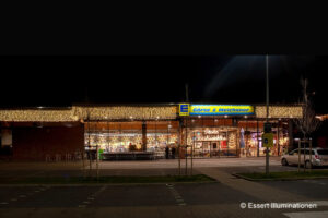 Weihnachtsbeleuchtung von Essert-Illuminationen mit LED-Lichtschlauch und LED-Lichterketten als Gebäudebeleuchtung des Edekas Görse in Berlin