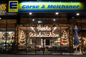 Weihnachtsbeleuchtung von Essert-Illuminationen mit LED-Lichtschlauch und LED-Lichterketten als Gebäudebeleuchtung des Edekas Görse in Berlin