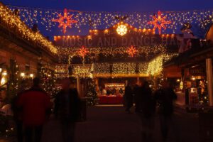 Weihnachtsbeleuchtung von Essert-Illuminationen mit LED-Lichterketten als Straßenüberspannung der Westernstadt Pullman City in Eging
