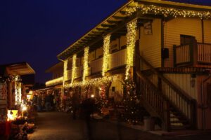 Weihnachtsbeleuchtung von Essert-Illuminationen mit LED-Lichterketten als Gebäudebeleuchtung der Westernstadt Pullman City in Eging
