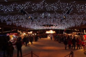 Weihnachtsbeleuchtung von Essert-Illuminationen mit LED-Lichterketten als Innenbeleuchtung der Westernstadt Pullman City in Eging