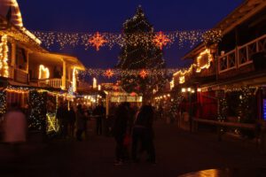 Weihnachtsbeleuchtung von Essert-Illuminationen mit LED-Lichterketten als Straßenüberspannung der Westernstadt Pullman City in Eging