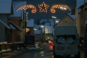 Weihnachtsbeleuchtung von Essert-Illuminationen mit LED-Tropfenlampen und Girlande als Straßenüberspannung in Eichenbühl