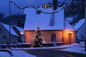 Weihnachtsbeleuchtung von Essert-Illuminationen mit LED-Lichterketten als Baumbeleuchtung in Eichenbühl