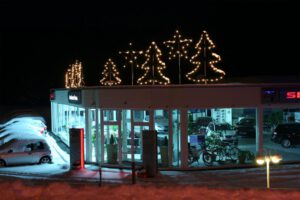 Weihnachtsbeleuchtung von Essert-Illuminationen mit LED-Tropfenlampen und Girlande als Gebäudebeleuchtung des Autohauses Berres-Hirsch in Eichenbühl