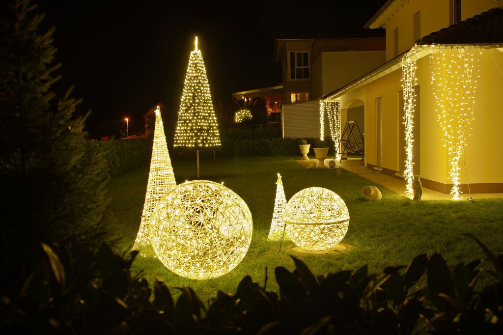 Weihnachtsbeleuchtung von Essert-Illuminationen mit LED-Lichterketten und Fiberglas als Gebäudebeleuchtung in Eichenbühl