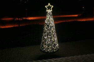 Weihnachtsbeleuchtung von Essert-Illuminationen mit Kegelbäumen in Eichenbühl